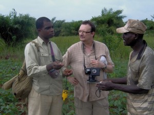 Discussions de l’importance des braconides et apoïdes avec un agriculteur dans son champ de niébé